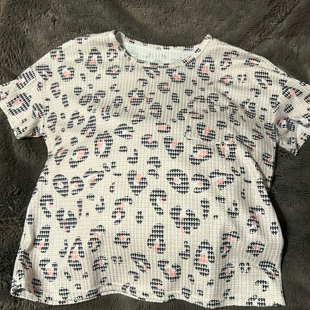 Gray leopard T-shirt with pocket on left top. Maybe a SHEIN or Temu $8 XXL